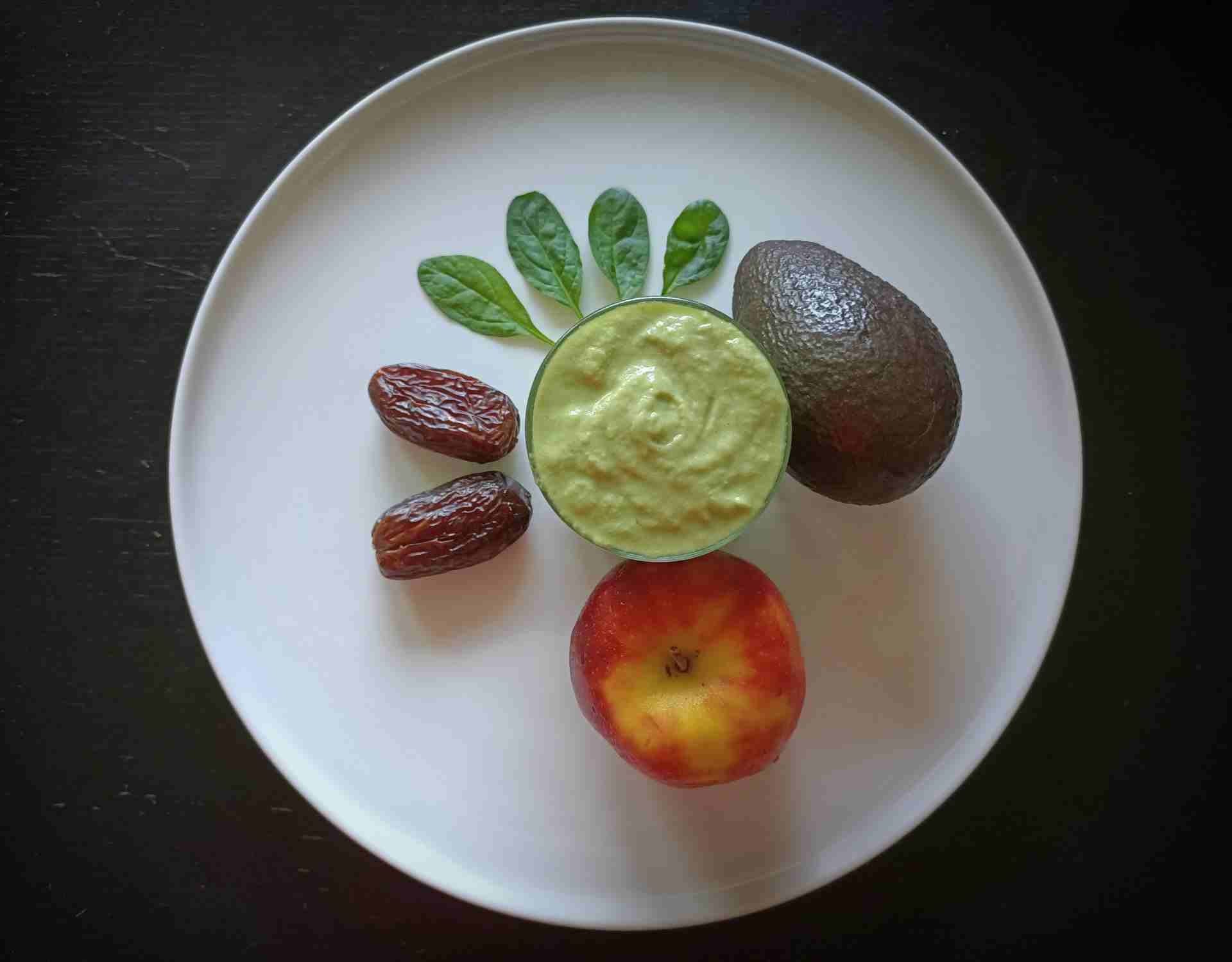 avocado-dates-spinach-apple-smoothie
