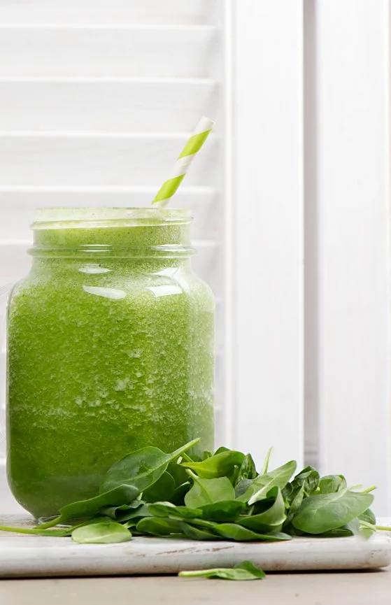high protein green smoothie high protein green smoothie made with banana , baby spinach , pineapple , vegan protein powder unsweetened almond milk and vanilla extract .